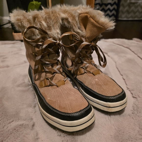 Universal Threads Snow Boot - Picture 1 of 4